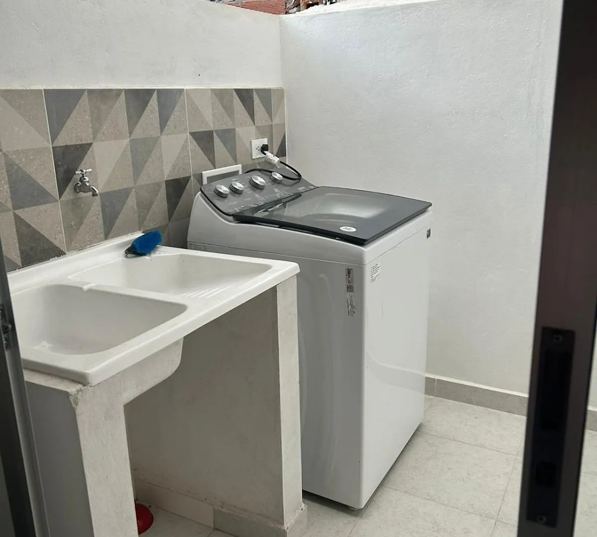 Hermosa Casa En Medellin. Cerca A Estacion Del Metro Lägenhet
